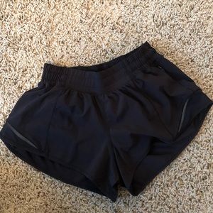 LULULEMON SIZE 4 hotty hot short 2.5’